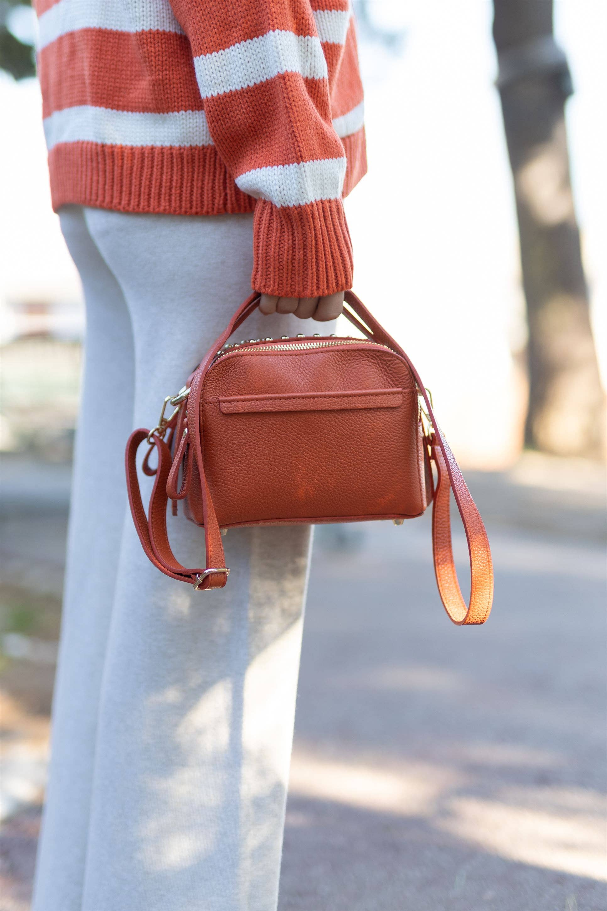 Bolso con tachuelas y asa de cuero texturizado: Camello