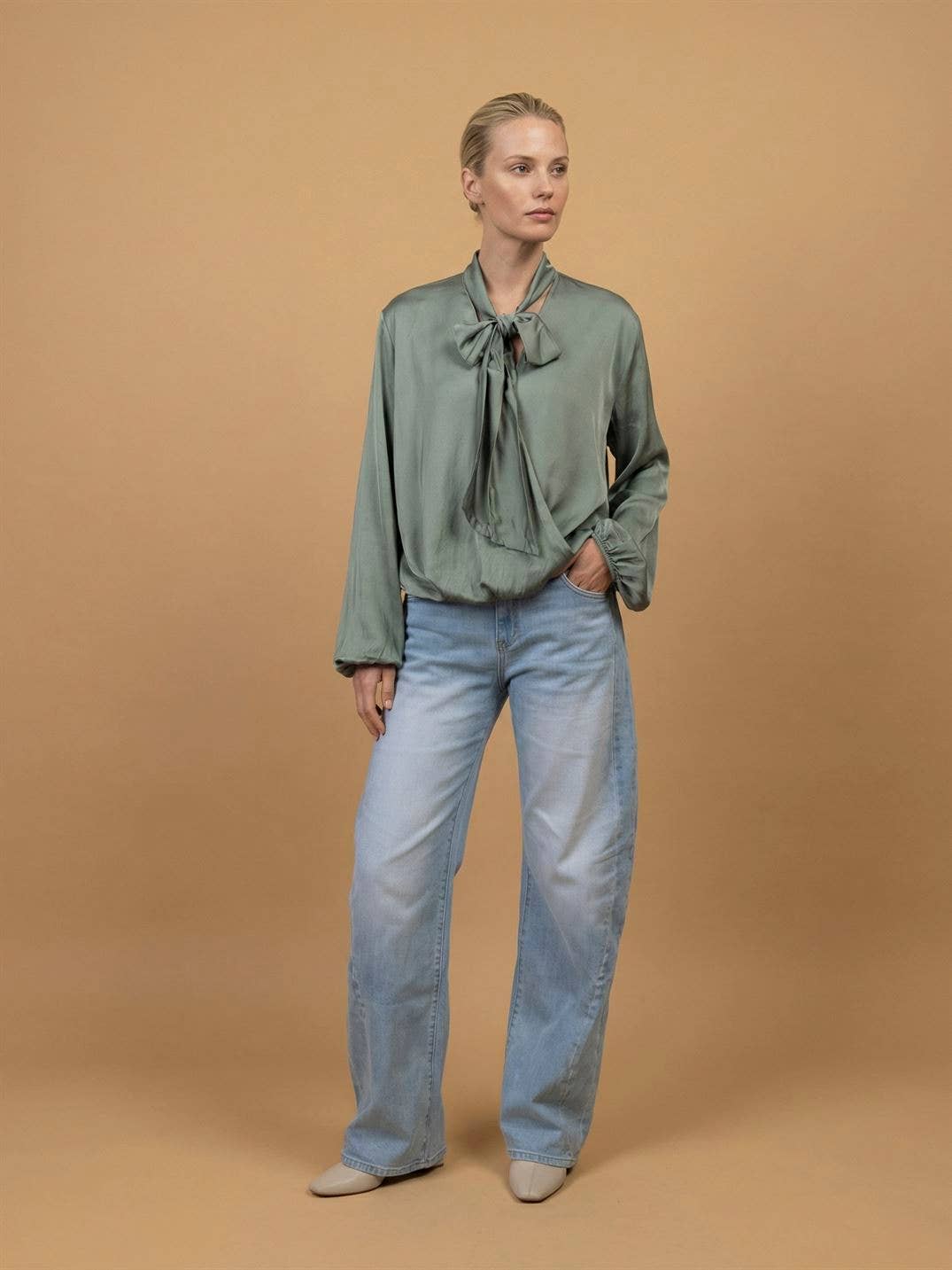 Blusa fluida drapeada con cuello pañuelo