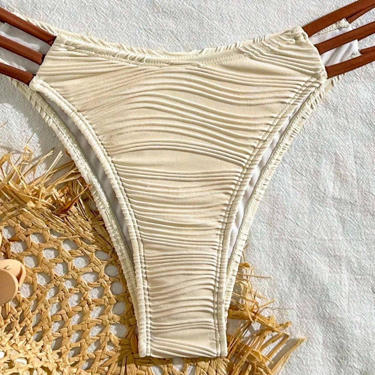 Biquini mediterrani de textura natural – sorra càlida