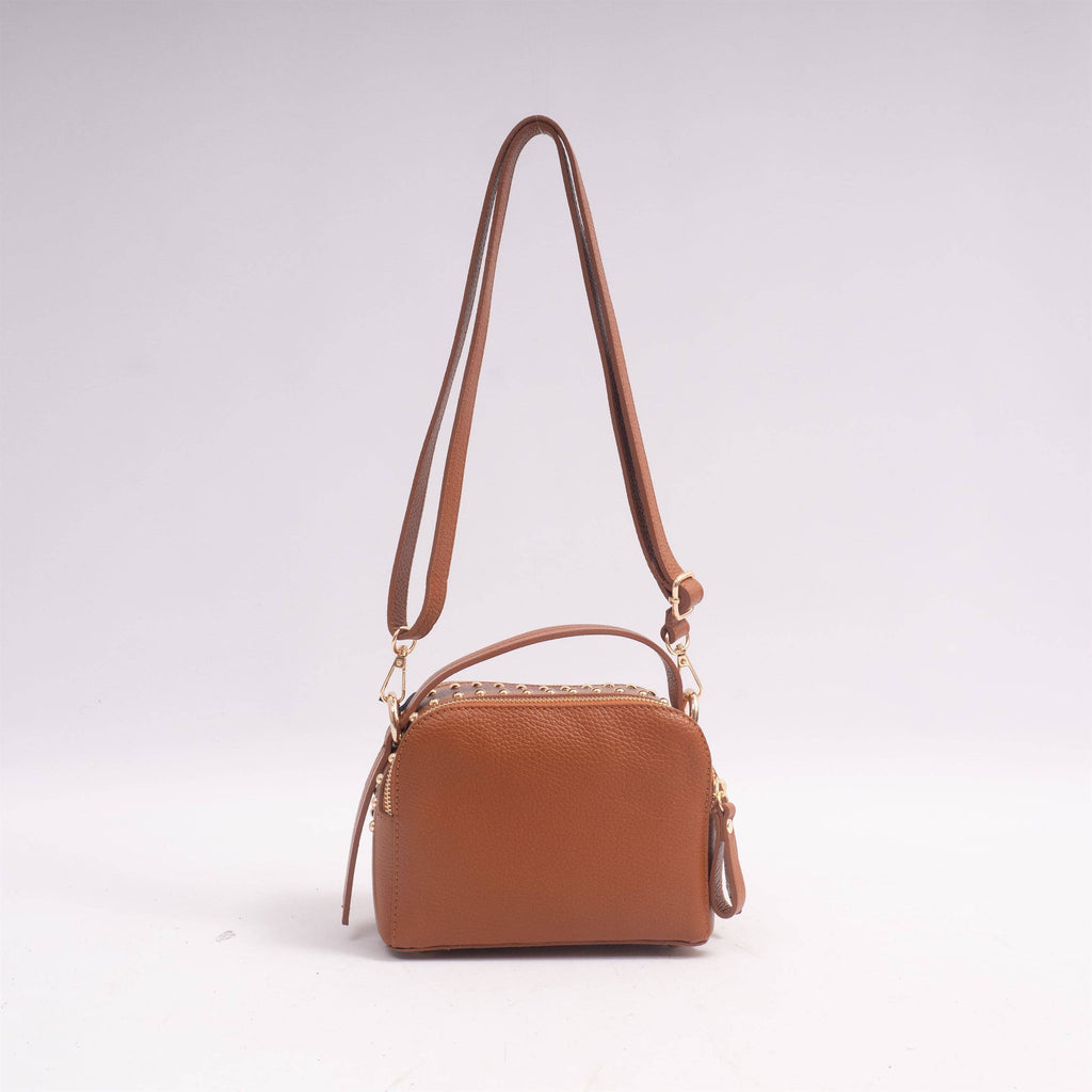 Bolso con tachuelas y asa de cuero texturizado: Camello