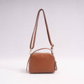 Bolso con tachuelas y asa de cuero texturizado: Camello