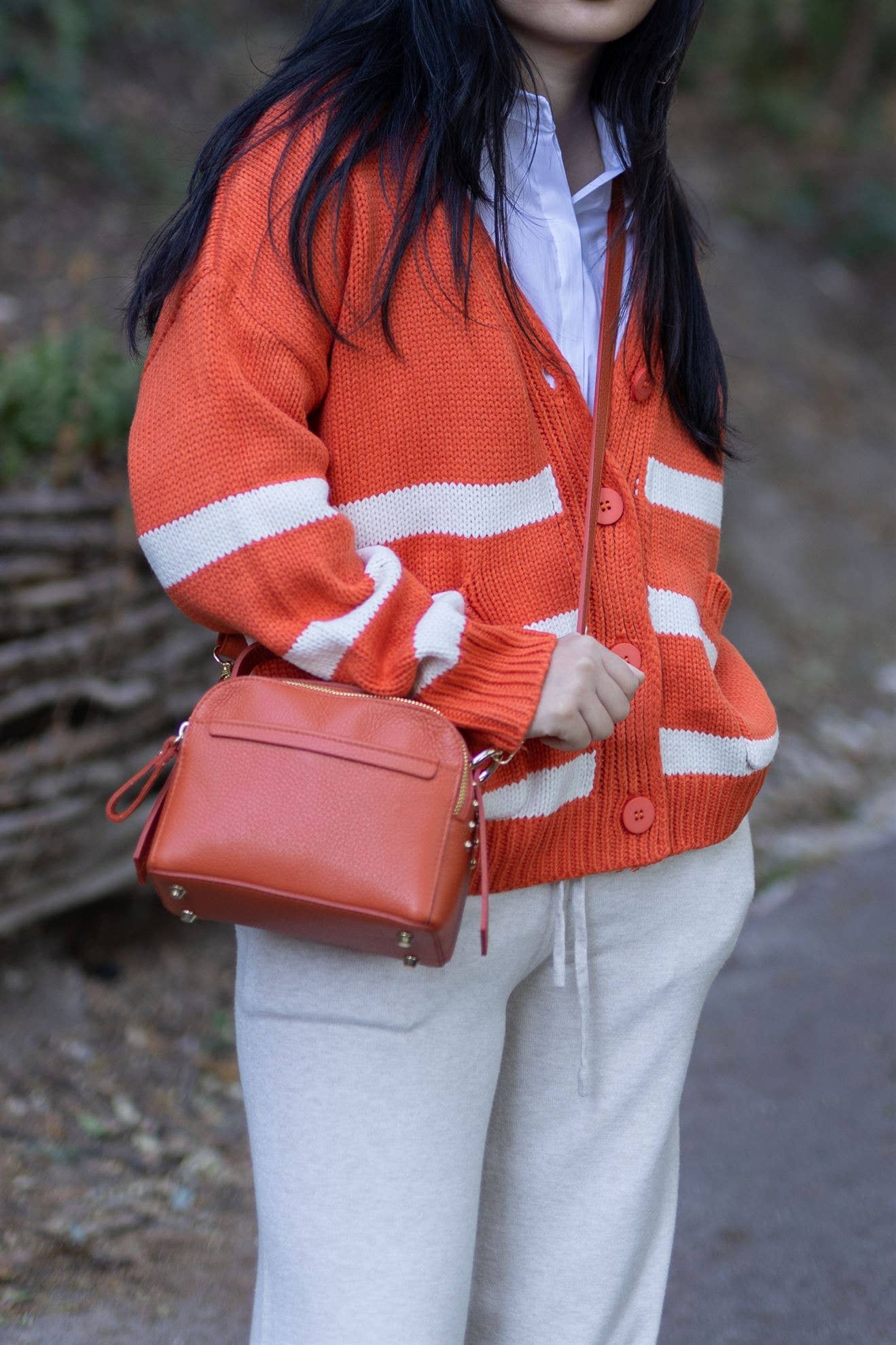 Bolso con tachuelas y asa de cuero texturizado: Camello