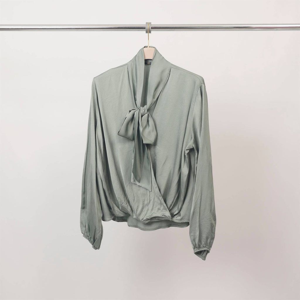 Blusa fluida drapeada con cuello pañuelo