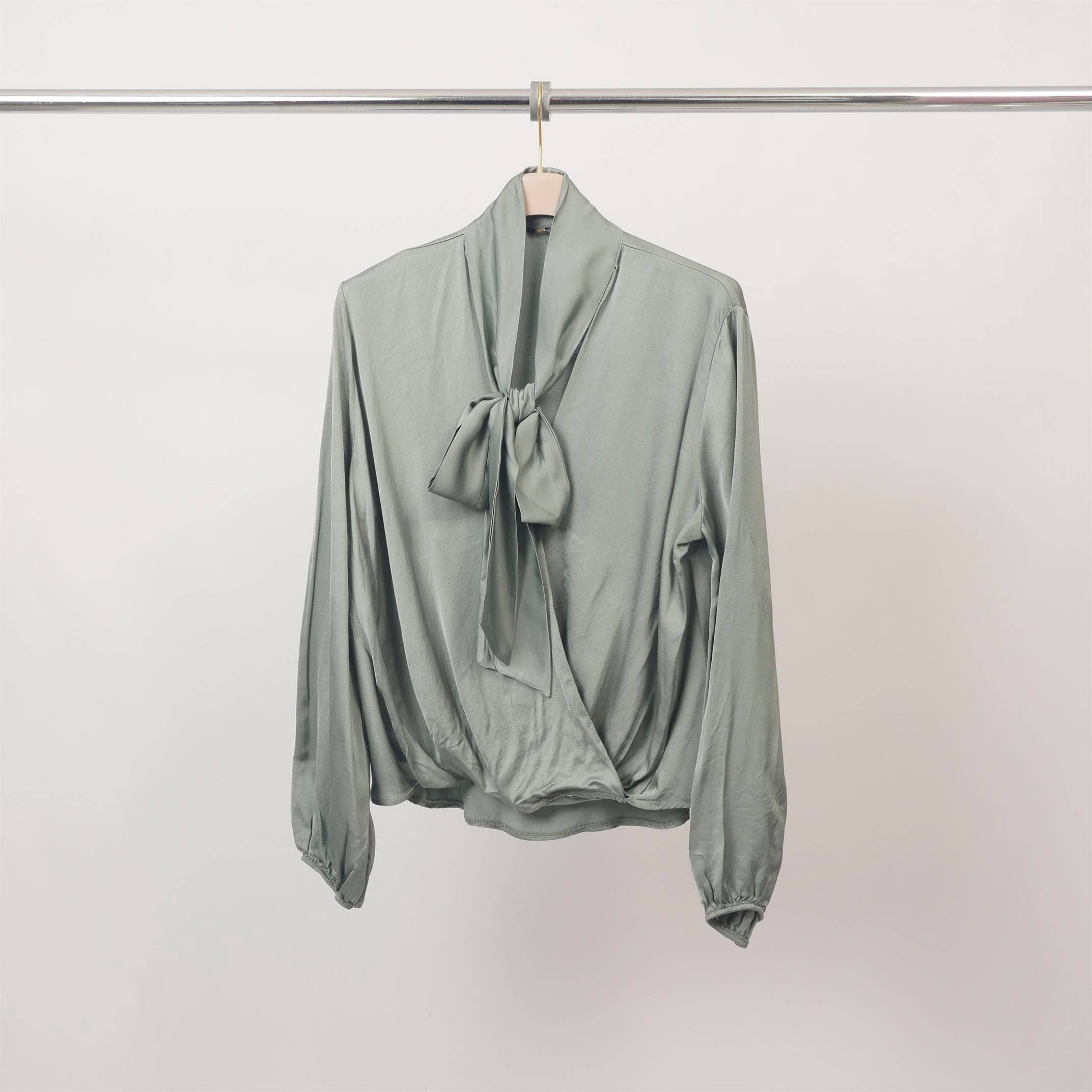 Blusa fluida drapeada con cuello pañuelo