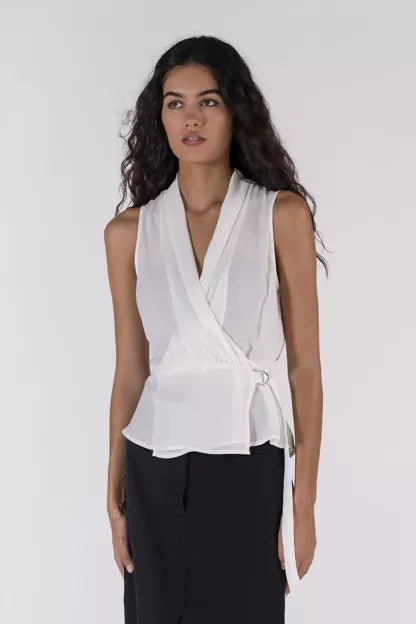 Brusa wrap blanca amb sivella – elegància mediterrània