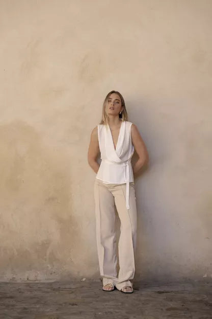 Brusa wrap blanca amb sivella – elegància mediterrània
